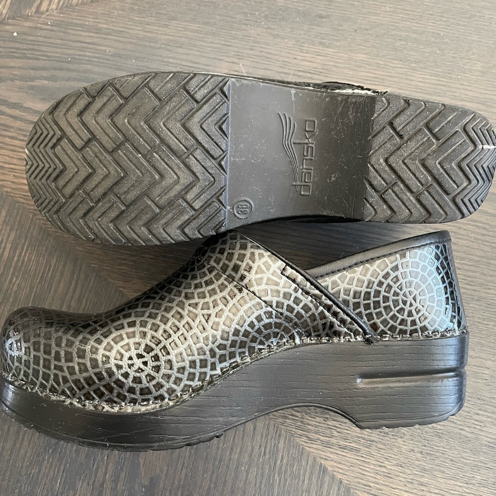 Dansko size 38 (7.5-8)